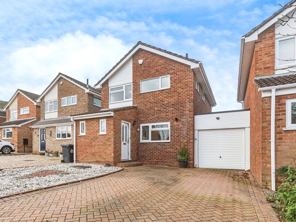 3 bed detached house for sale in Falcon Close, Kempshott, Basingstoke