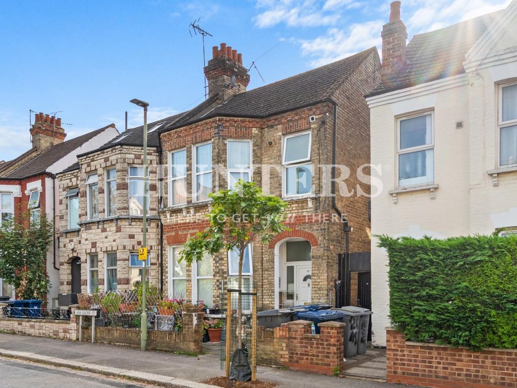 Studio to rent in Ash Grove, London NW2, £1,100 pcm Zoopla