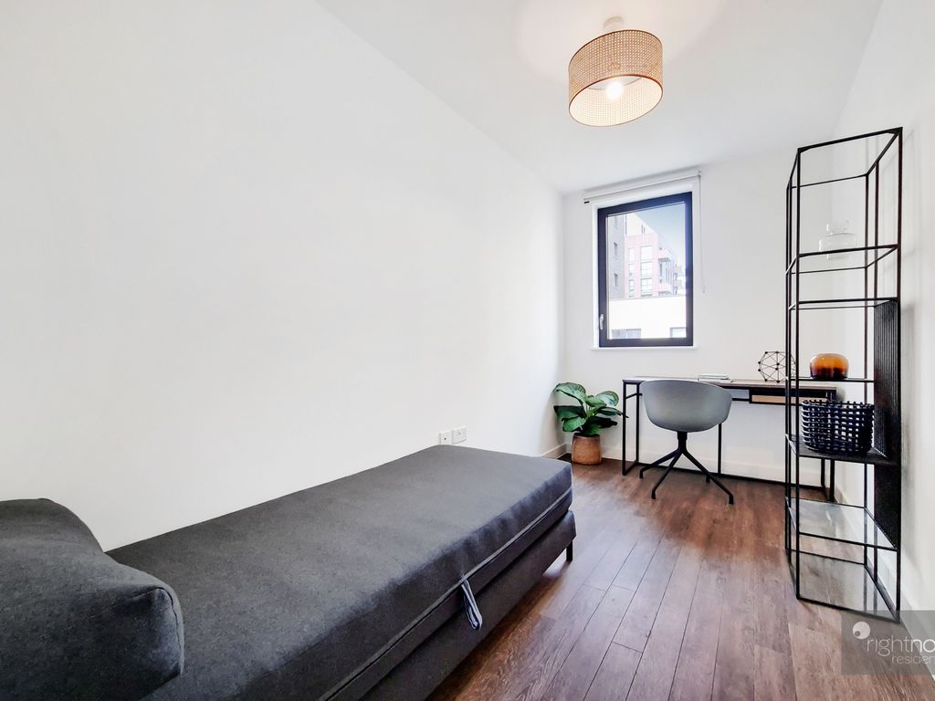 3 bed flat to rent in Vanguard Way, London E17, £3,350 pcm Zoopla