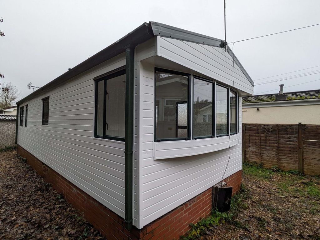 2 bed mobile/park home for sale in Scours Lane, Tilehurst, Reading RG30