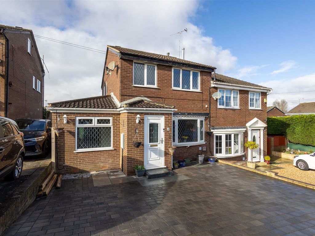 4 bed semidetached house for sale in Greenfield View, Kippax, Leeds