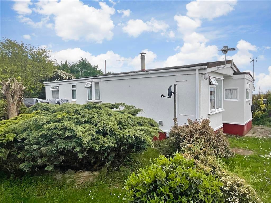 2 bed mobile/park home for sale in Lower Dunton Road, Brentwood, Essex