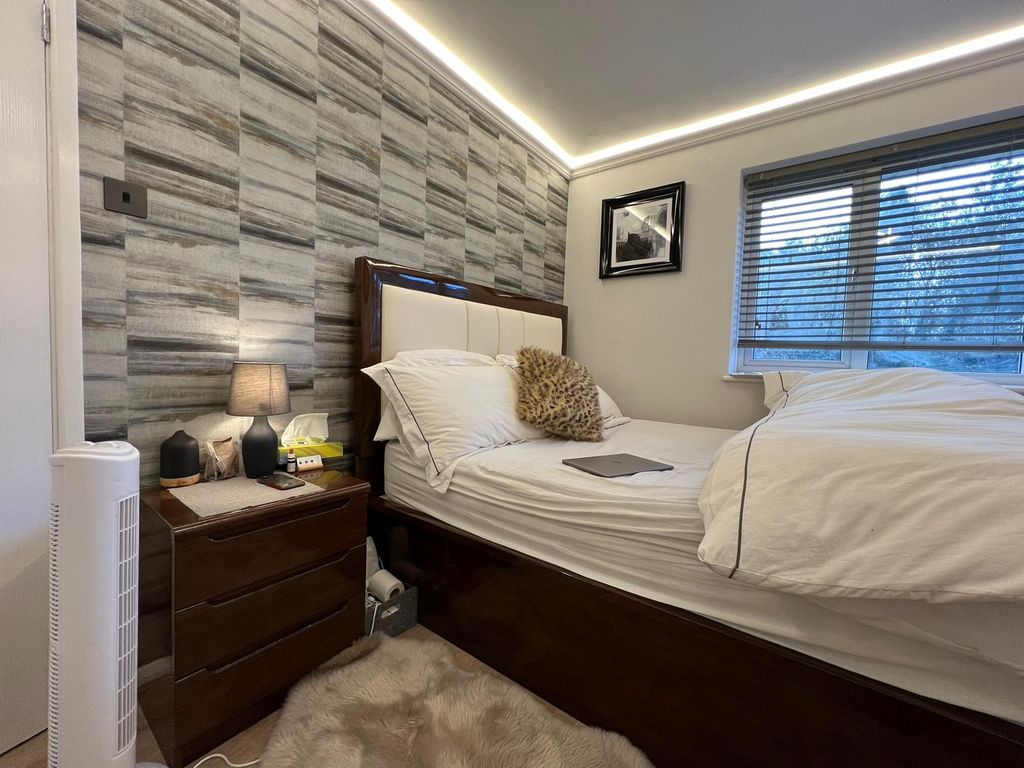 Room to rent in Gardens, Chadwell Heath, Romford RM6, £750