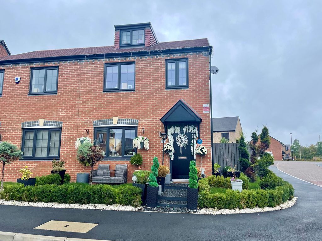 5 bed semidetached house for sale in Stable Close, Killingworth