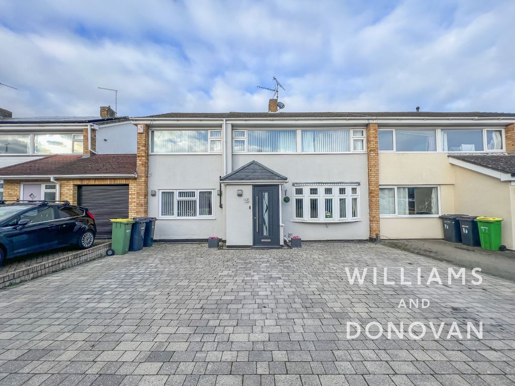 4 bed semidetached house for sale in Sunnyfield Gardens, Hockley SS5