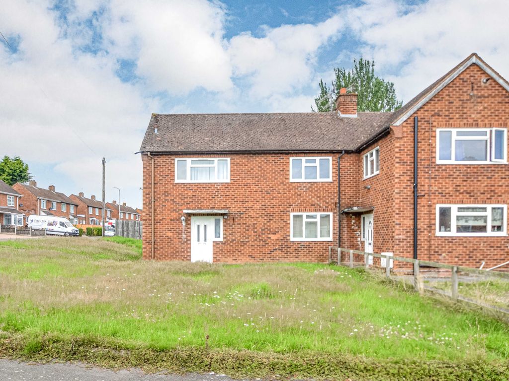 Room to rent in 39 Hewell Avenue, Bromsgrove, Worcestershire B60, £520