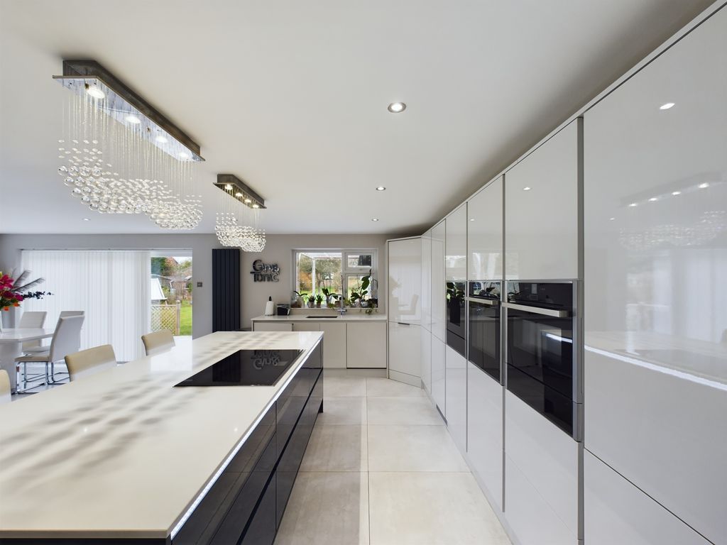 3 bed detached house for sale in Franklin Avenue, Tadley RG26, £675,000