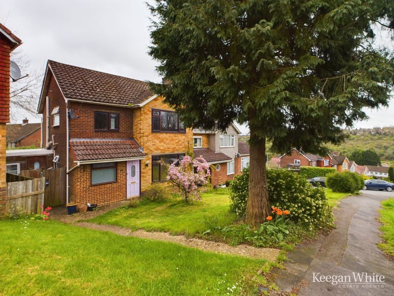 3 bed detached house for sale in Knights Hill, High HP12, £