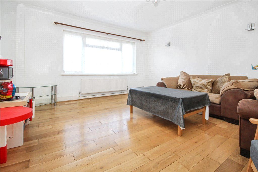 2 bed to rent in Chertsey Road, Ashford, Surrey TW15, £1,400