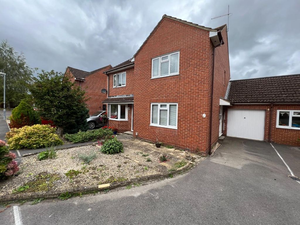 2 bed semidetached house for sale in Mendip Close, Swindon SN25, £