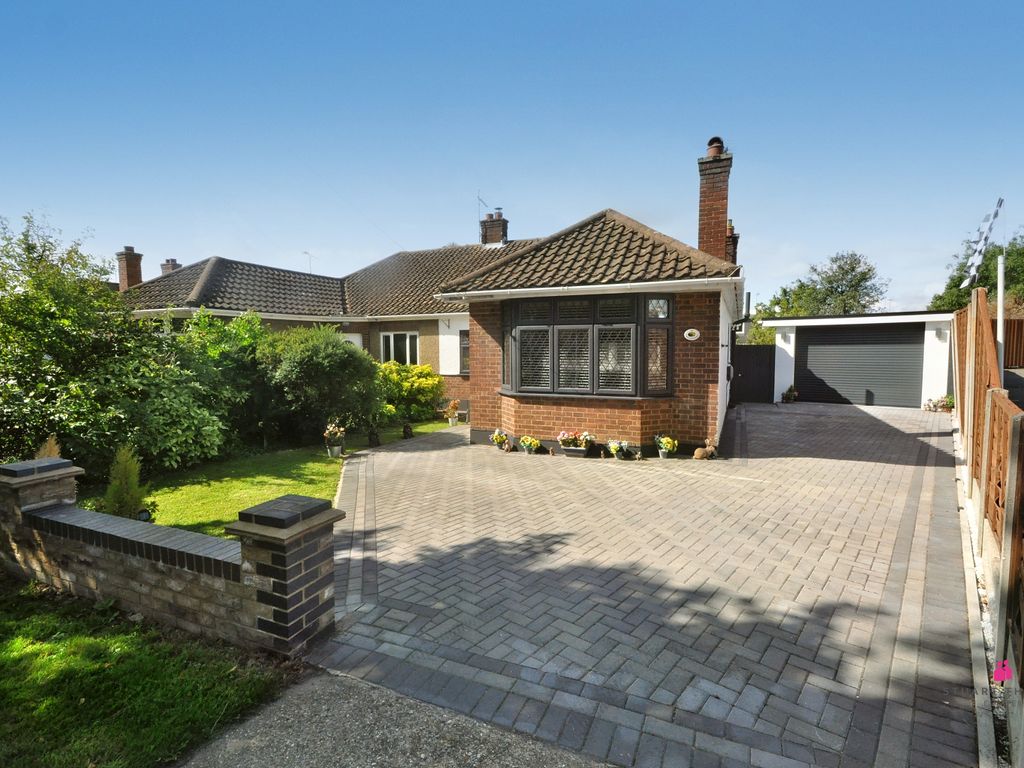 3 bed semidetached bungalow for sale in Rayleigh Road, Hadleigh