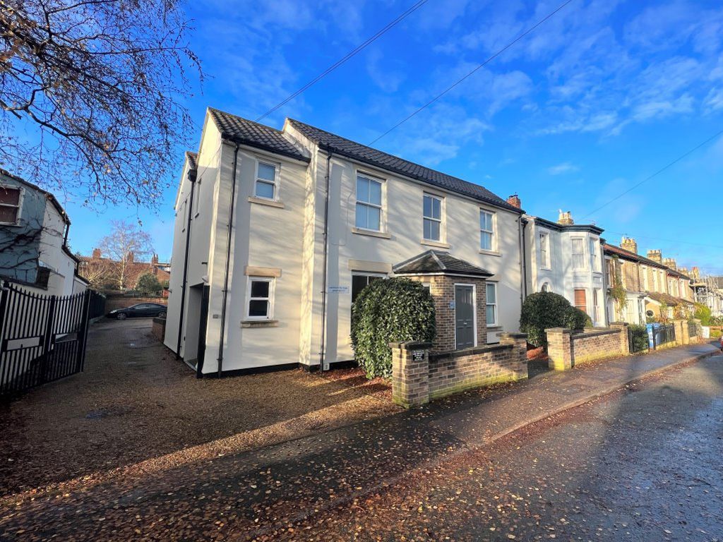 Studio to rent in Caernarvon Road, Norwich NR2, £635 pcm Zoopla