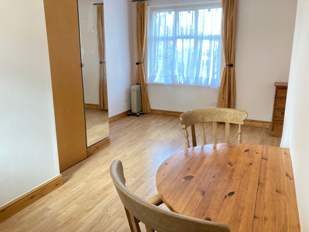Studio to rent in Very Near Almond Avenue Area, Ealing South W5 Zoopla