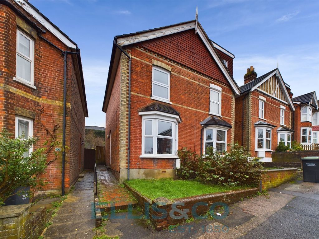 2 bed semidetached house to rent in Judd Road, Tonbridge TN9, £1,495