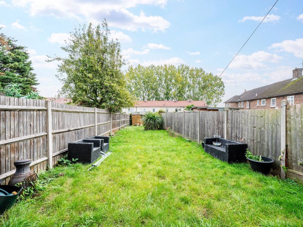 2 bed property for sale in Dursley Road, Kidbrooke, London SE3, £