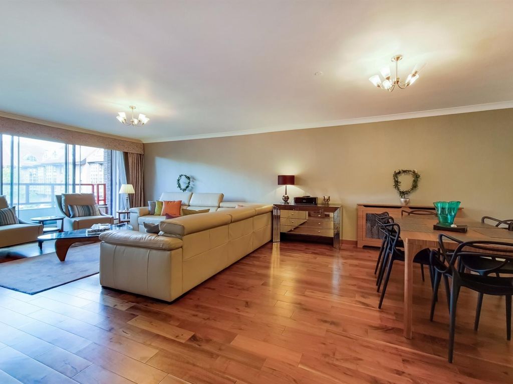 2 bed flat for sale in Sandringham House, Windsor Way, Hammersmith W14