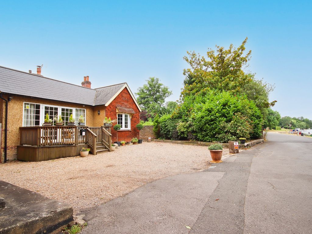 3 bed bungalow for sale in River Road, Taplow, Maidenhead SL6 Zoopla