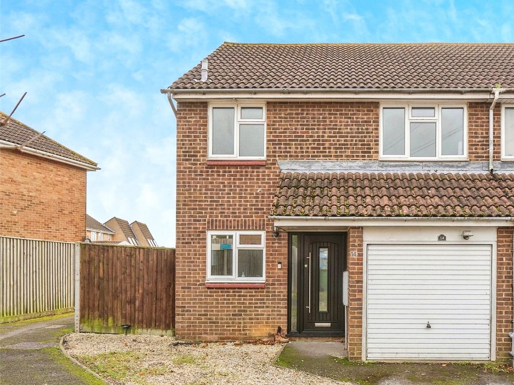 3 bed end terrace house for sale in Kingfishers, Fareham, Hampshire