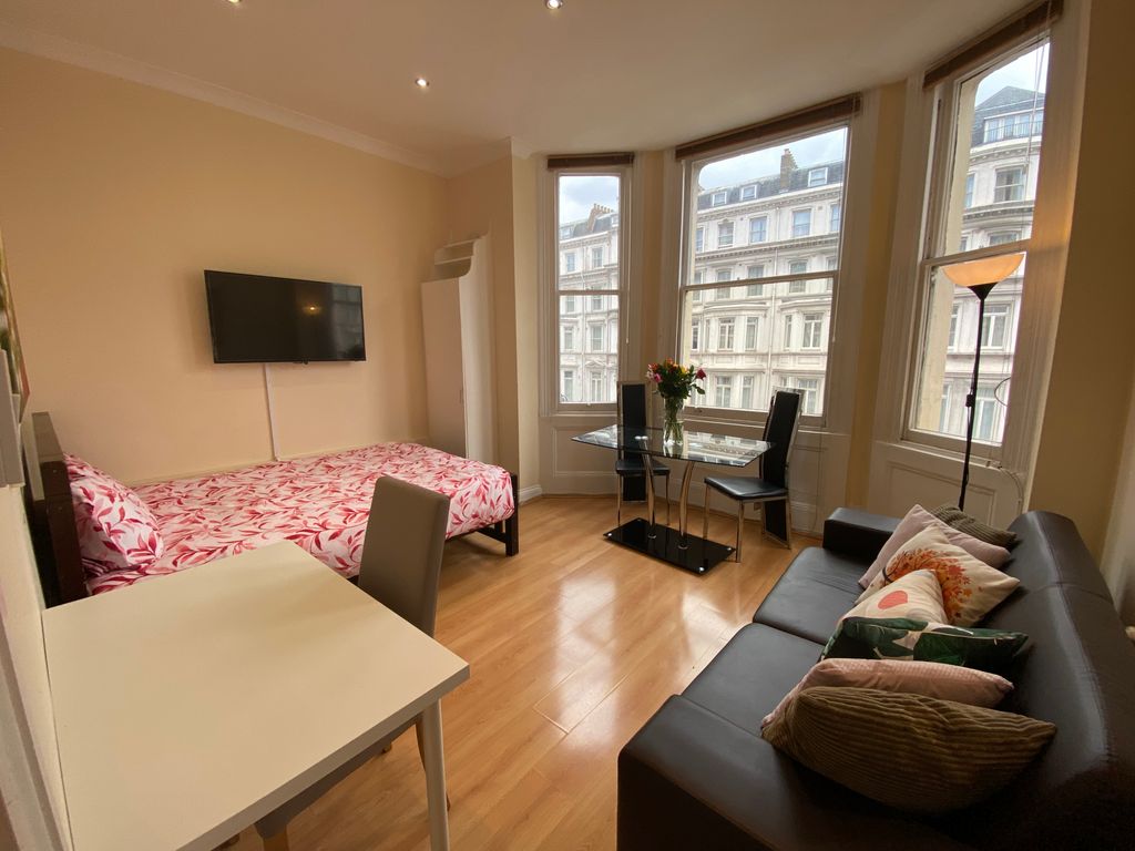2 bed flat to rent in Cromwell Road, London SW7, £2,860 pcm Zoopla