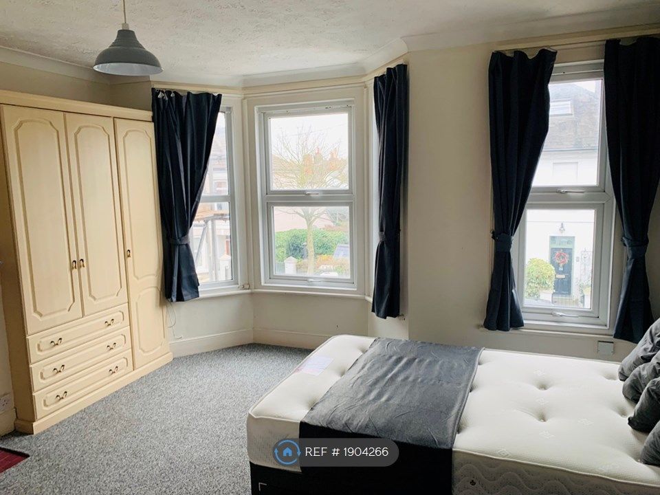 Room to rent in Ashdown Road, Worthing BN11, £775 pcm Zoopla