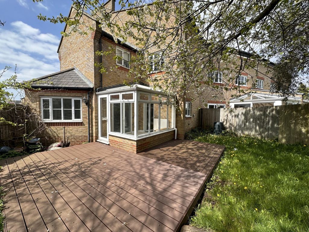 4 bed town house to rent in Alexander Crescent, Caterham CR3 Zoopla