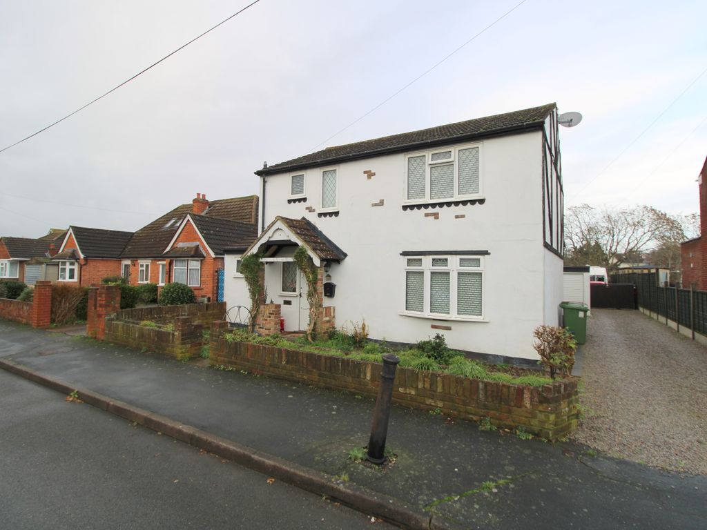 3 bed detached house for sale in Cambridge Road, Ashford TW15, £550,000