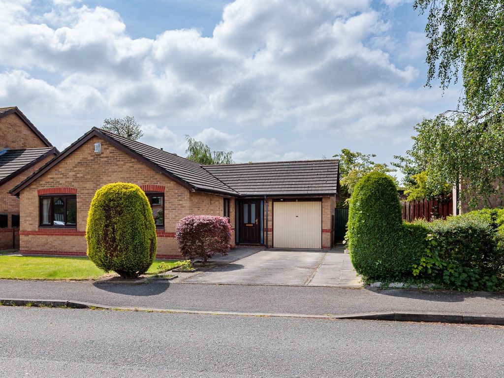 3 bed detached bungalow for sale in Mere Bank, Davenham, Northwich CW9