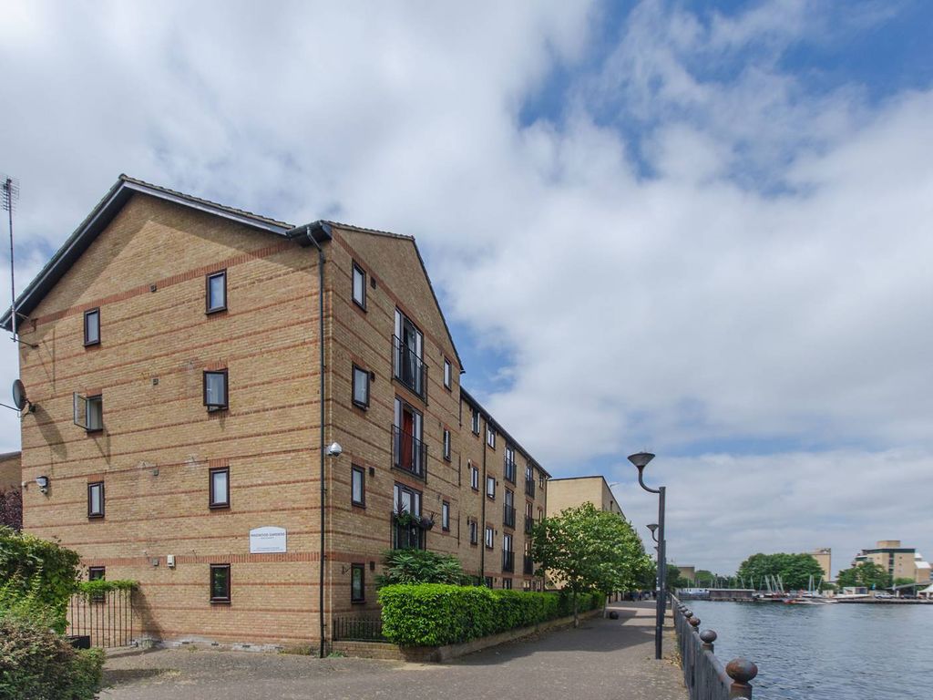 2 bed flat to rent in Ringwood Gardens, Isle Of Dogs, London E14, £