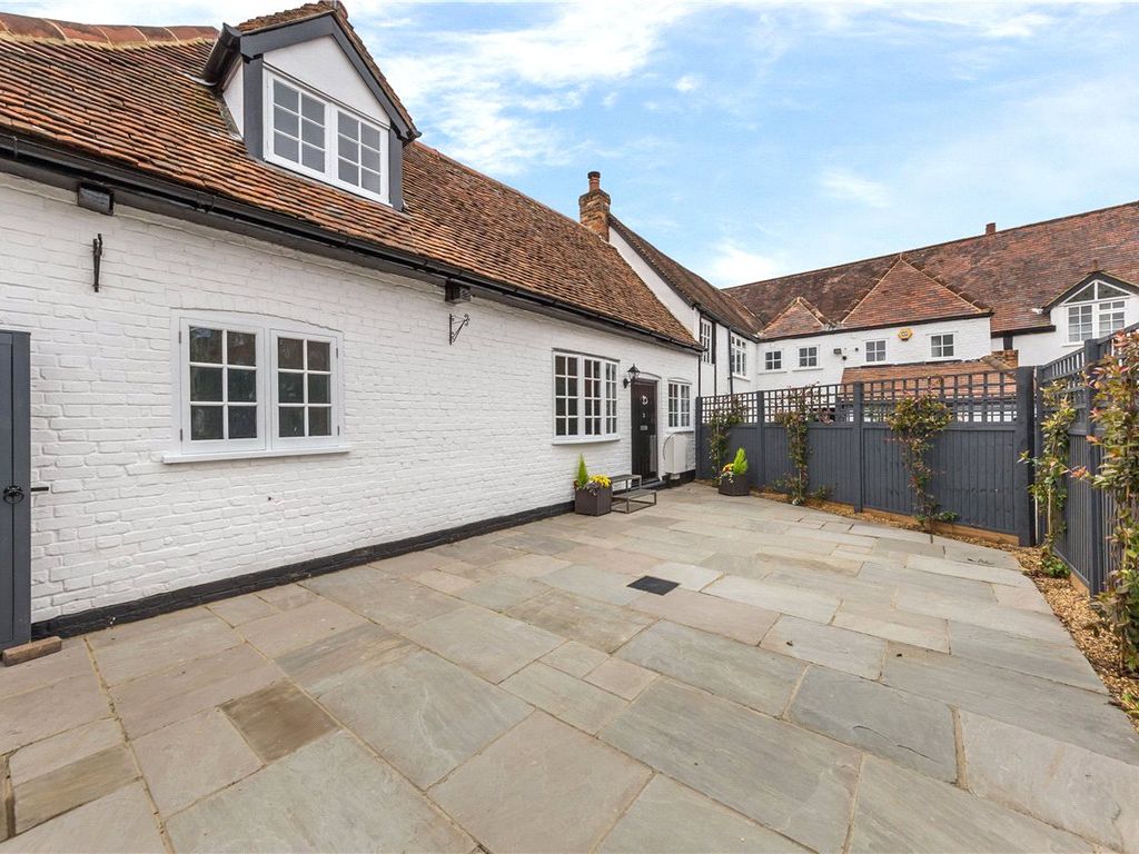 2 bed flat to rent in Crown Street, Redbourn, St Albans, Hertfordshire