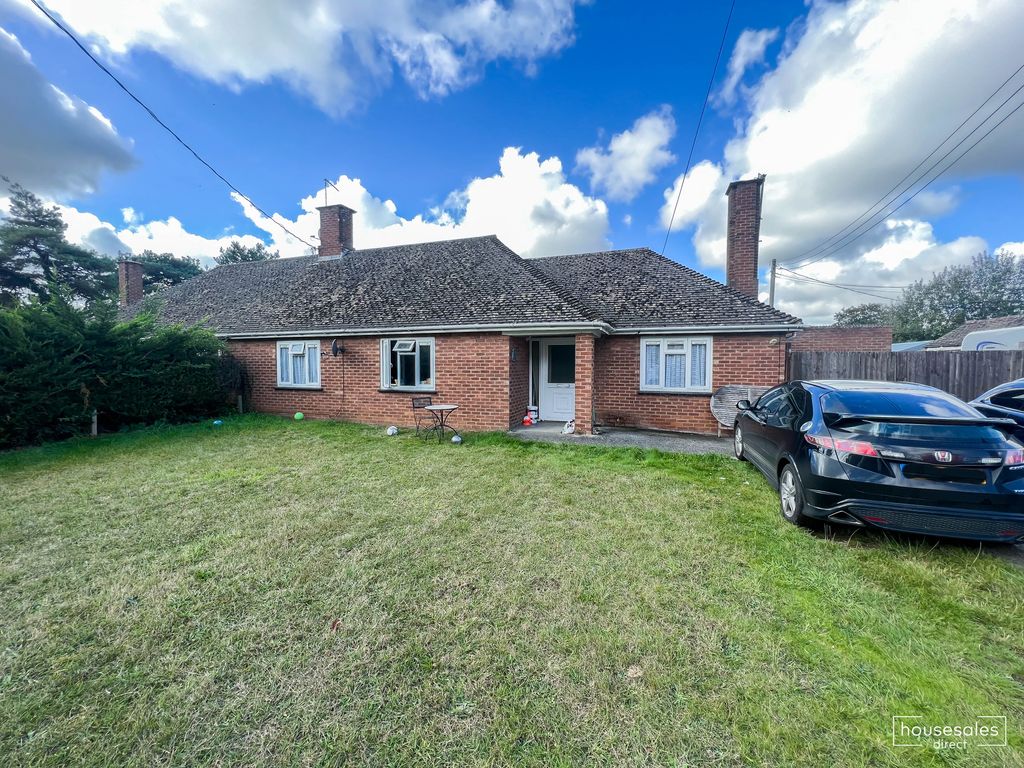 3 bed semidetached bungalow for sale in Warren Road Red Lodge, Bury St