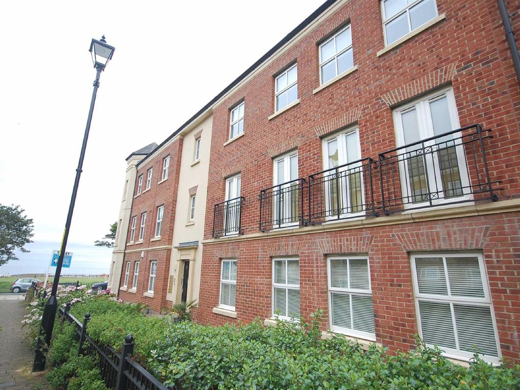 2 bed flat to rent in North Main Court, Westoe Crown Village, South