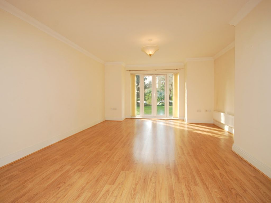 2 bed flat to rent in Palisade Court, 14 Oaklands Road, Bromley BR1, £