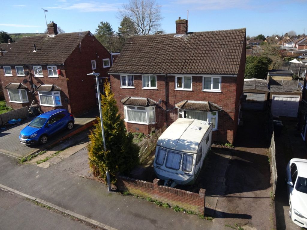 2 bed semidetached house for sale in Wordsworth Road, Luton