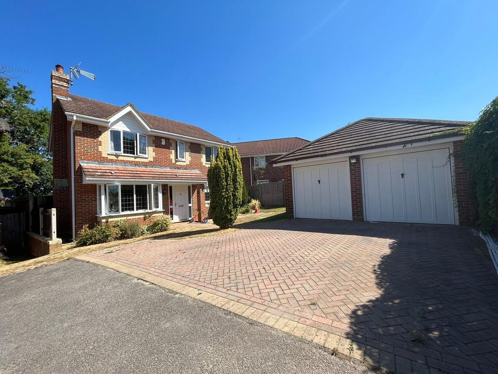 4 bed detached house for sale in Walsh Avenue, Warfield, Bracknell RG42