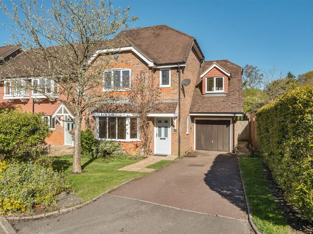 4 bed end terrace house to rent in Royal Huts Avenue, Hindhead GU26, £