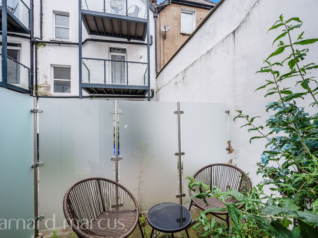 1 bed flat for sale in East Street, Epsom KT17, £190,000 Zoopla