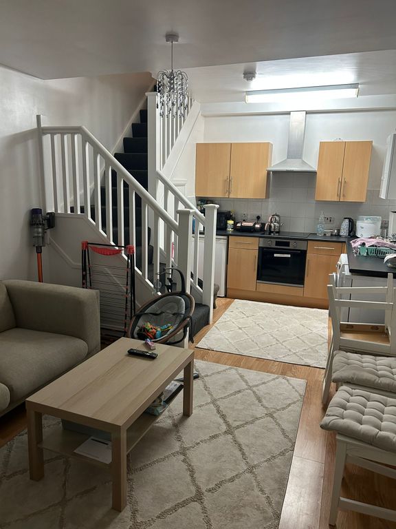 1 bed flat to rent in Hertford Road, Enfield EN3, £1,350 pcm Zoopla