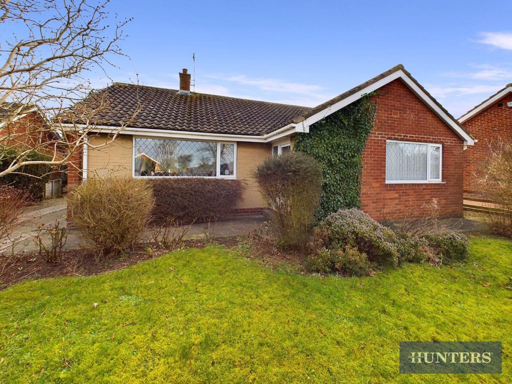 3 bed detached bungalow for sale in Wharfedale, Filey YO14, £275,000