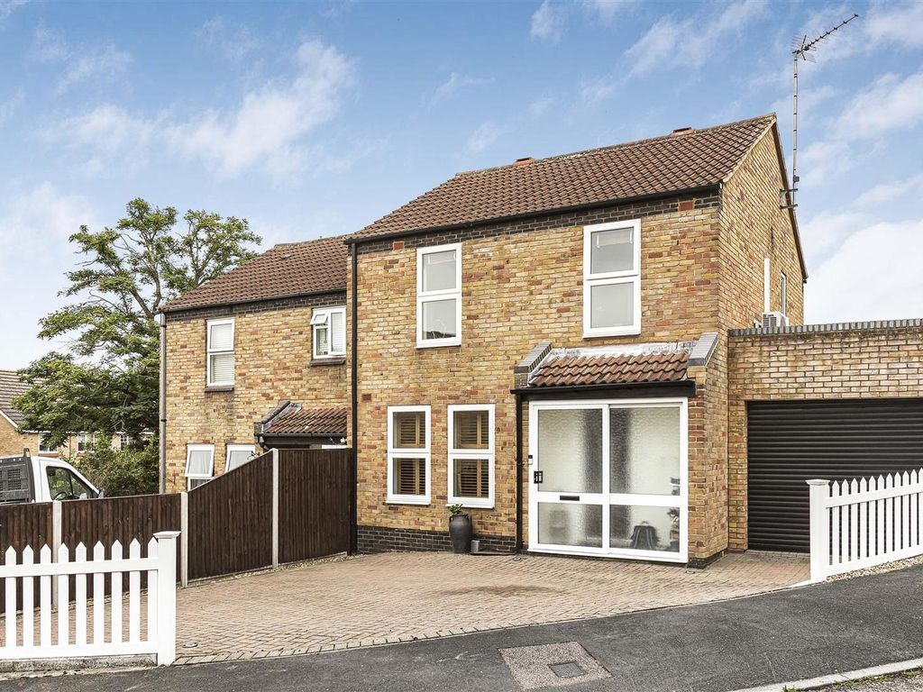 3 bed semidetached house for sale in Great Innings North, Watton At