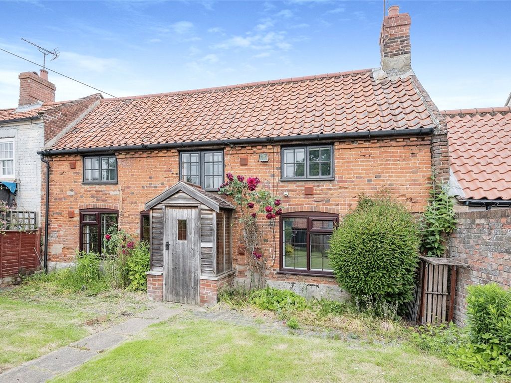 2 bed terraced house for sale in Aylsham Road, Swanton Abbott, Norwich