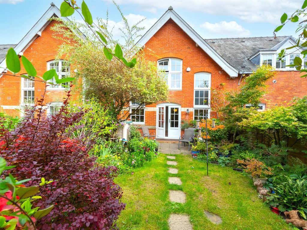 3 bed property for sale in Millennium Court, Basingstoke RG21, £375,000