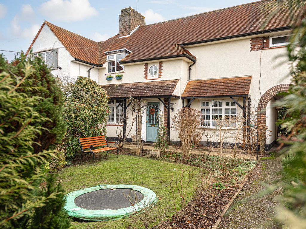 3 bed semidetached house for sale in Poplar Avenue, Leatherhead KT22