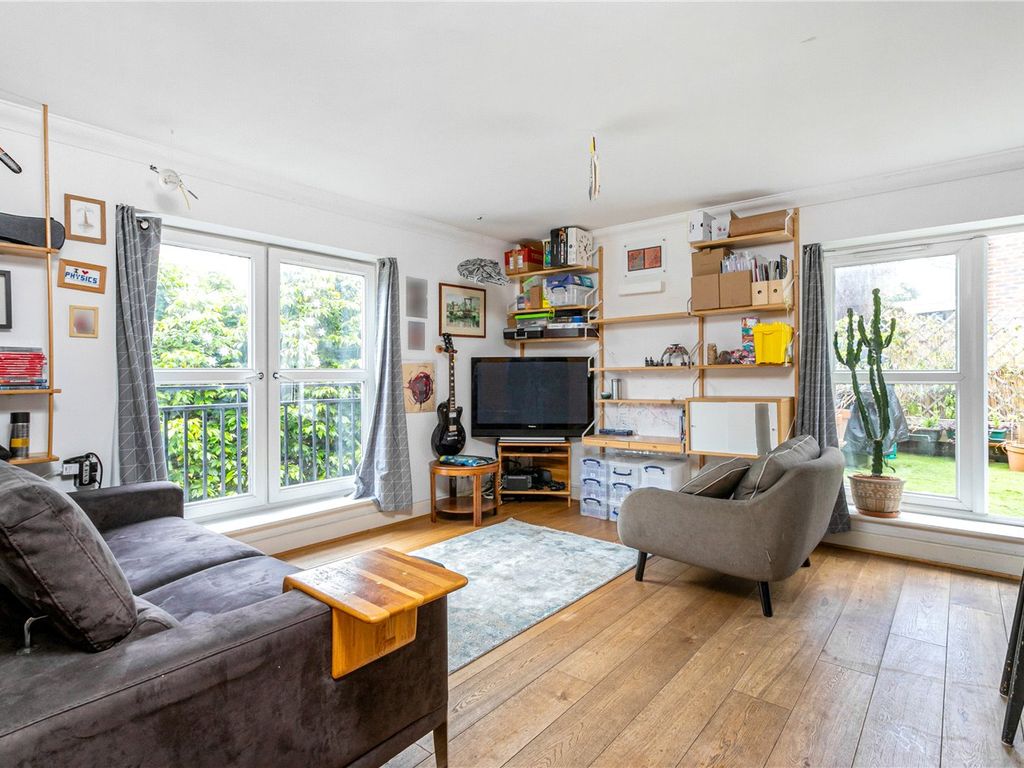 3 bed flat to rent in Albert Court, 22 Melville Place, London N1, £