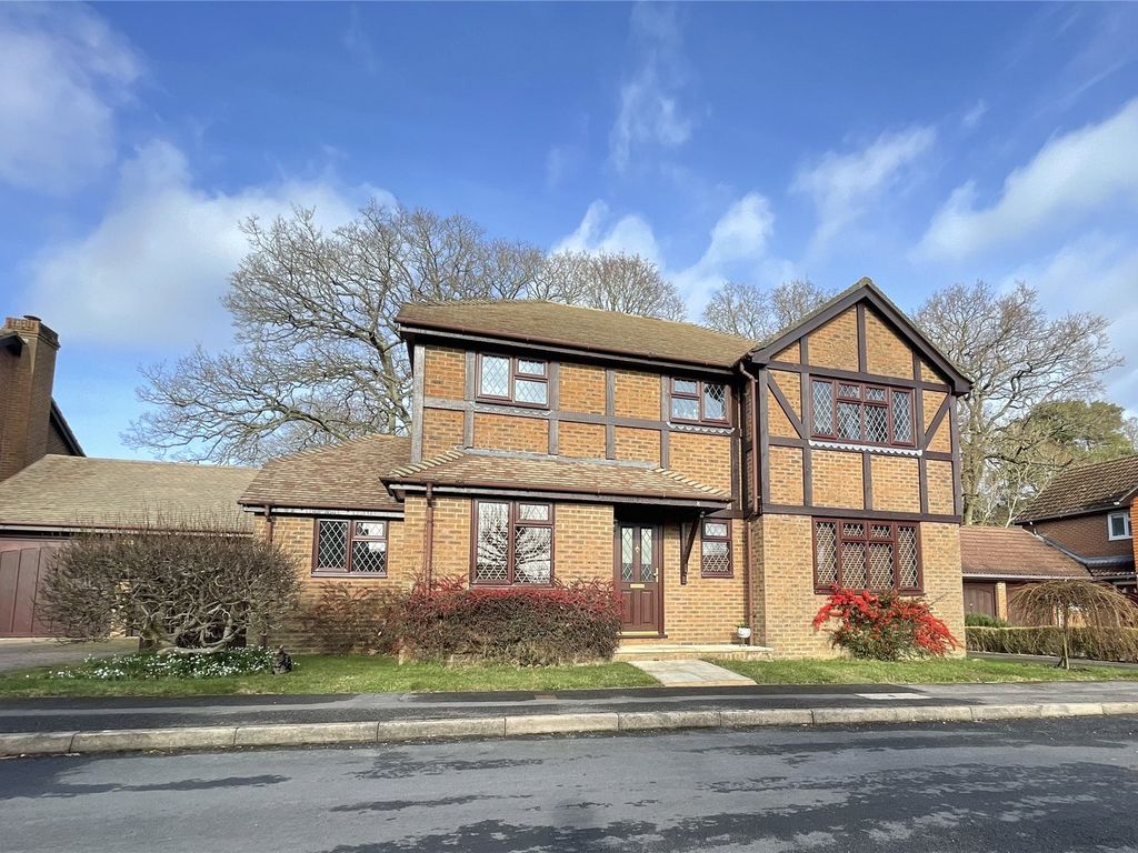 4 bed detached house for sale in Lindford, Bordon, Hampshire GU35, £