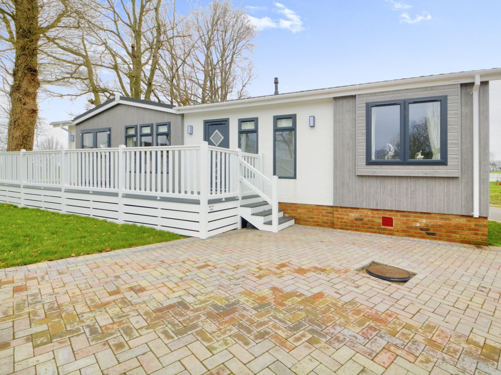 2 bed mobile/park home for sale in Biddenden, Ashford TN27, £199,995
