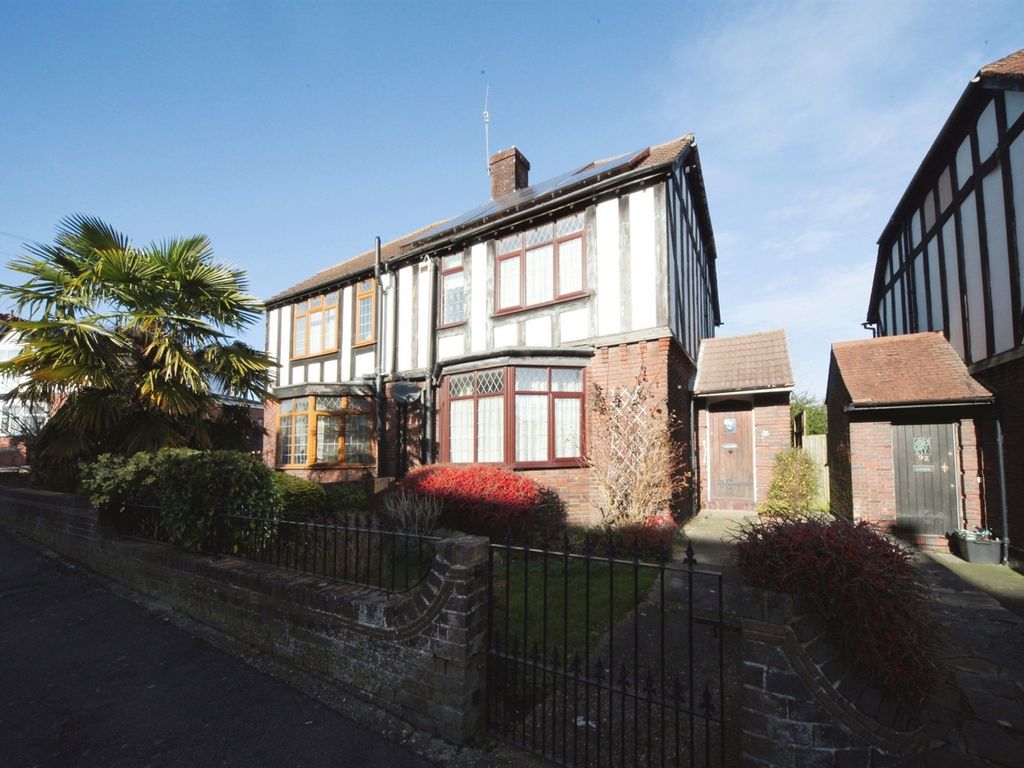 3 bed semidetached house for sale in Trinity Road, Luton LU3, £290,000