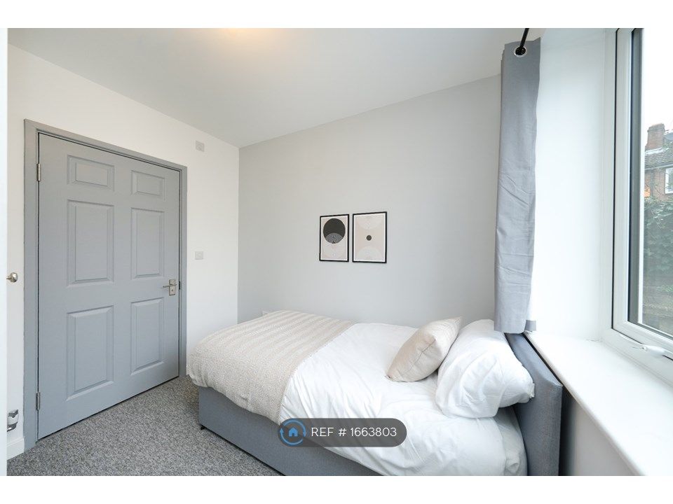 Room to rent in Tennyson Close, Feltham TW14 Zoopla