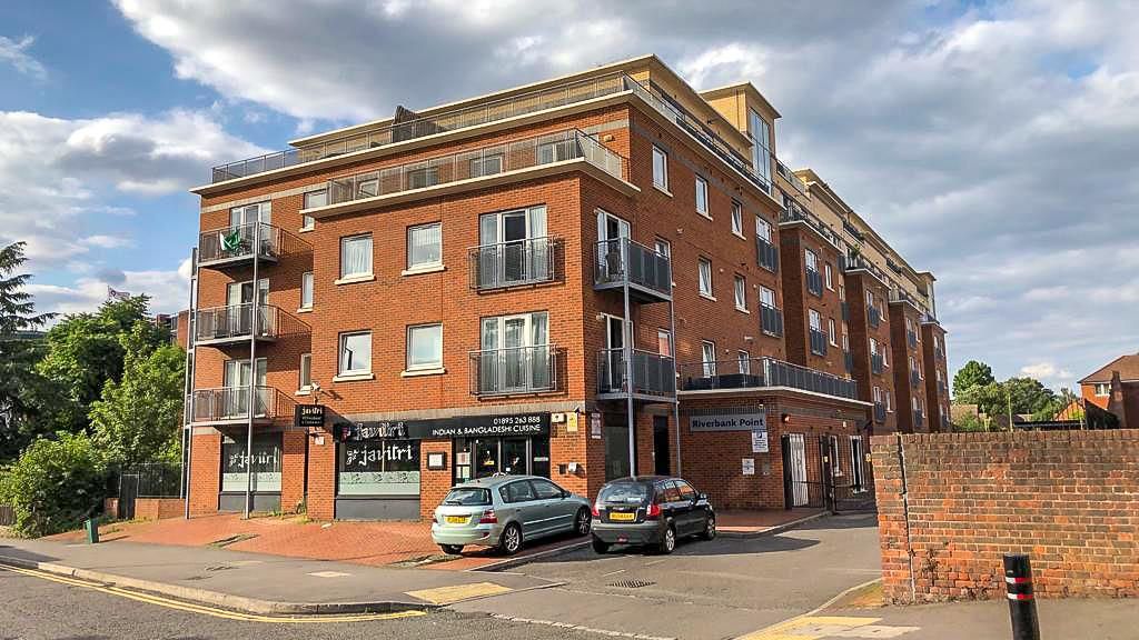 1 bed flat to rent in Riverbank Point, High Street, Uxbridge UB8, £
