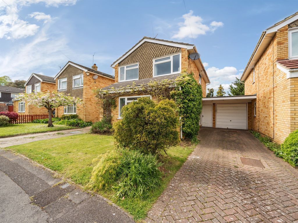 3 bed detached house for sale in Partridge Mead, Maidenhead SL6, £
