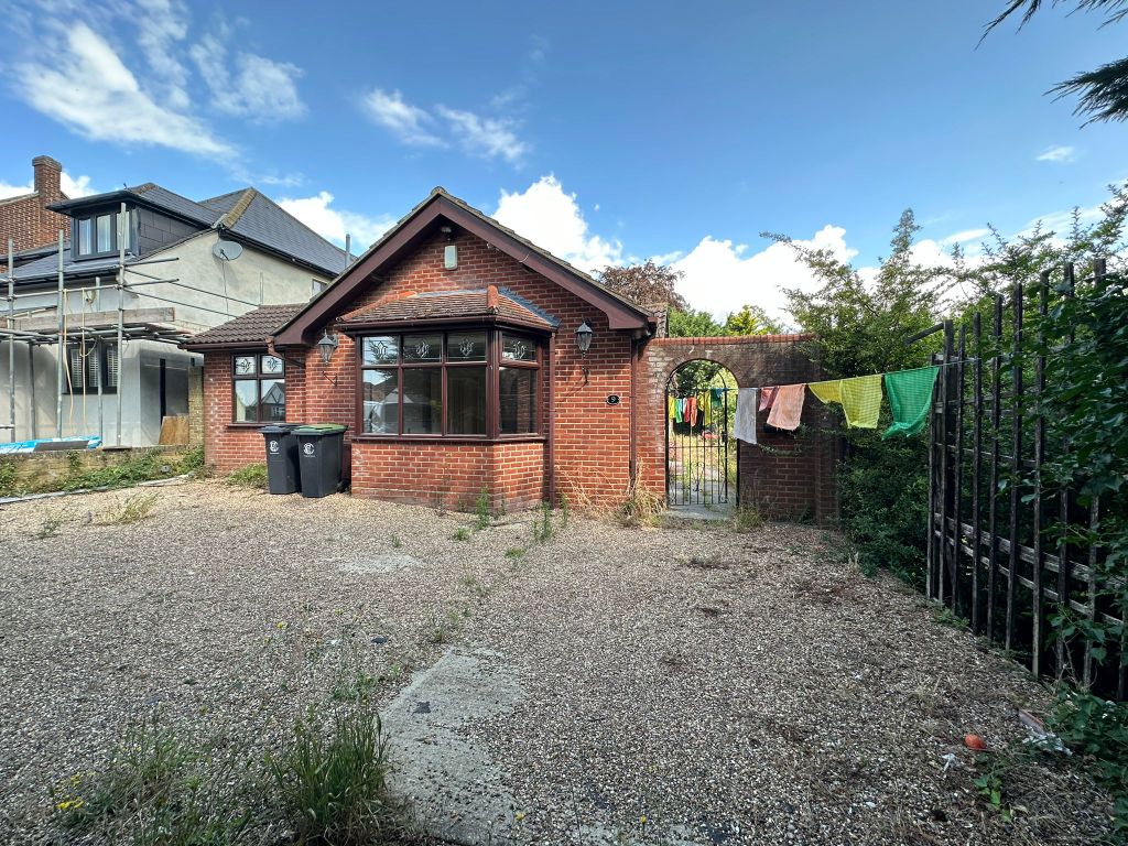 3 bed detached house for sale in Goldings Rise, Loughton, Essex IG10, £